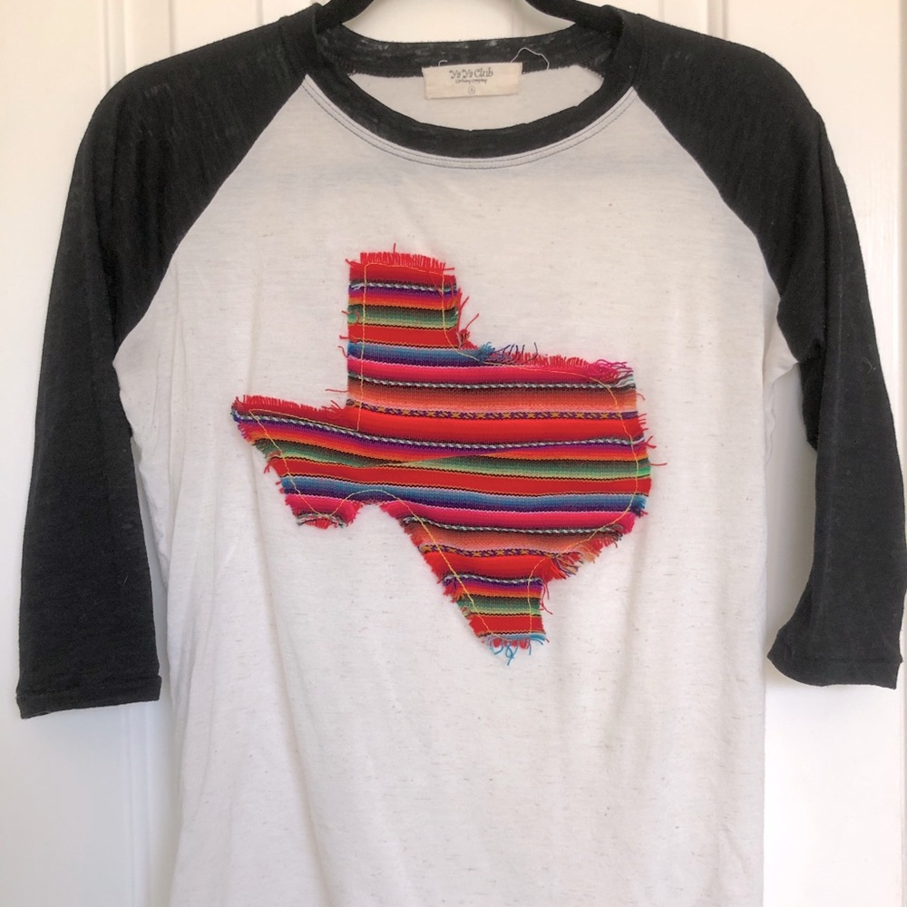 3/4 sleeve top with colorful Texas detail.